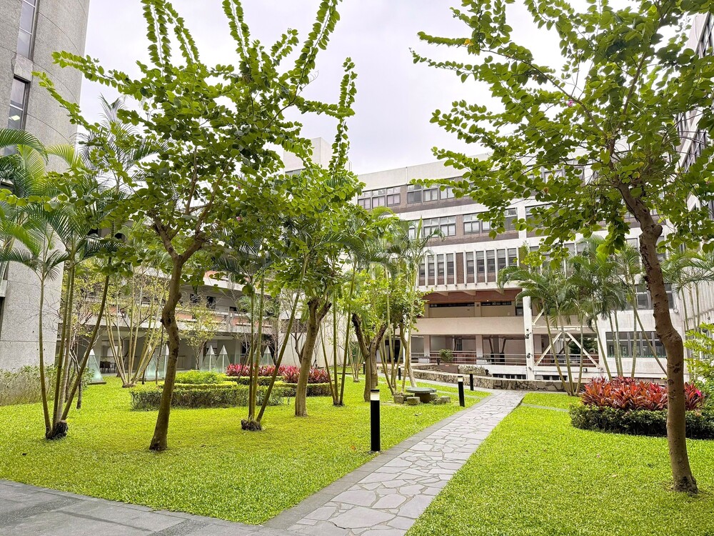 幼兒園門口的小花園，在步道周圍種植許多樹木