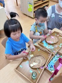 兩位幼兒在學習如何安全使用剪刀