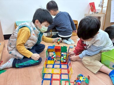 兩位幼兒在遊玩百利智慧片